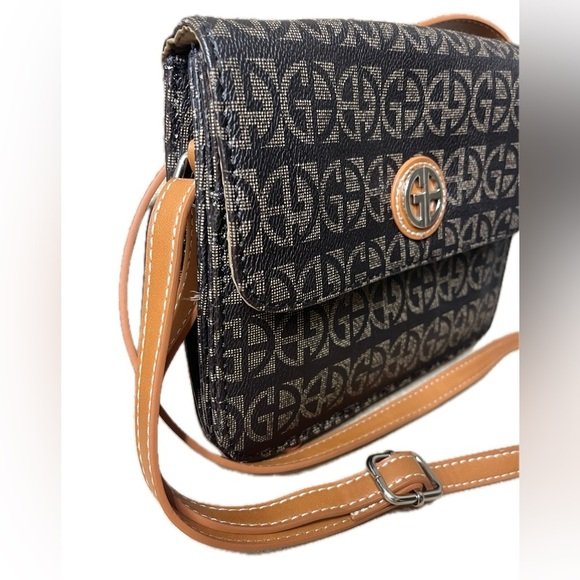 Giani Bernini Block Signature Crossbody Organizer - Picture 3 of 9